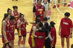 赛后原中国女篮教练郑薇与队员一一拥抱 远处比利时在庆祝😥